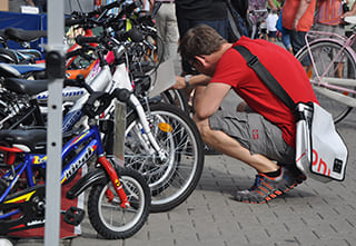 Umschauen beim Fahrrad-Flohmarkt